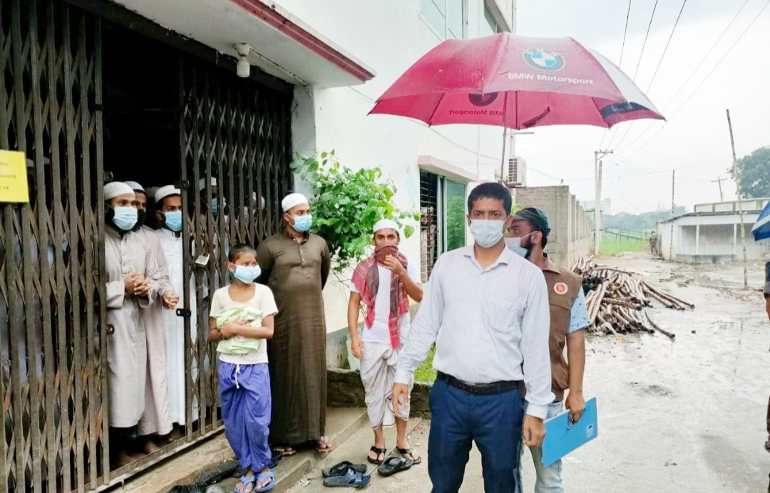 কঠোর লকডাউনে বাইরে তালা ঝুলিয়ে মাদরাসা চালু